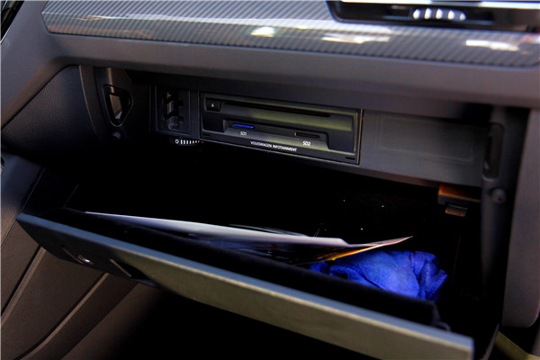 副驾驶手套箱内配有cd,提供两个sd卡槽.