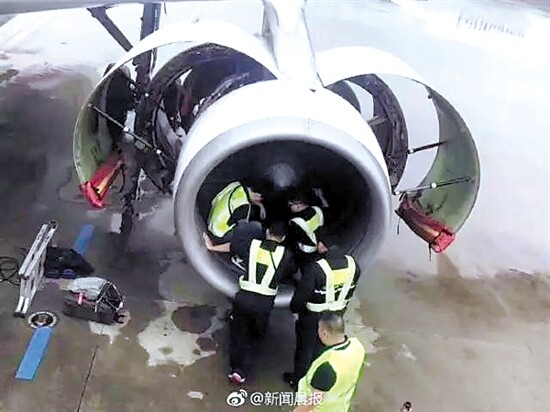 登机前求平安 八旬老太向飞机发动机投硬币