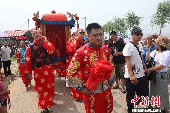 第三届沈阳辽中珍珠湖荷花节上演真实版满族婚礼