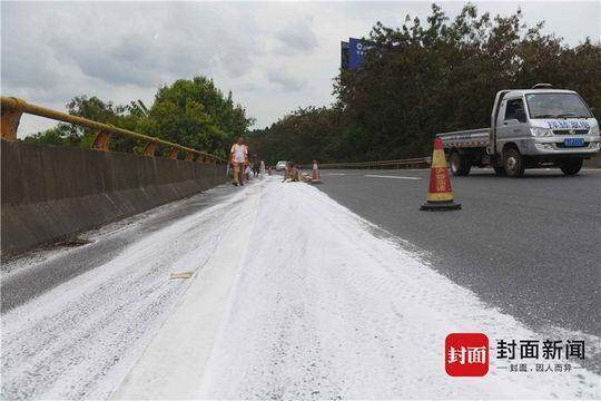 四川一高速路上工业盐散落400米 村民装袋带回家食用
