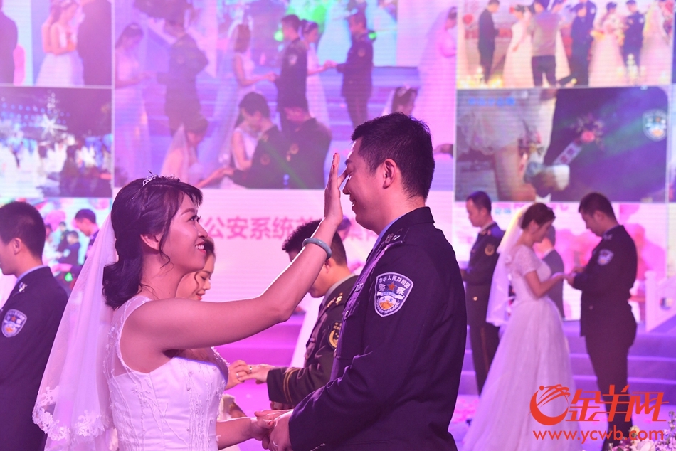 警服+婚纱！广东160对警队新婚夫妇踏过“鹊桥”