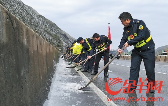 京珠北路政人员在雾观大桥铲雪除冰