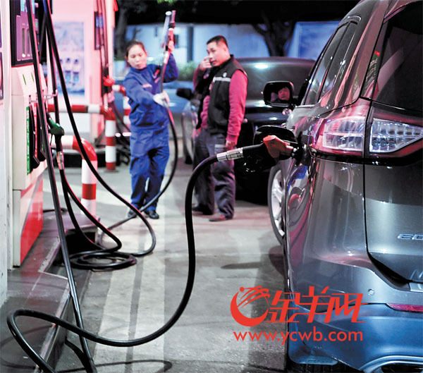 今日零点，新年油价首次上涨，车主赶在零点前加油