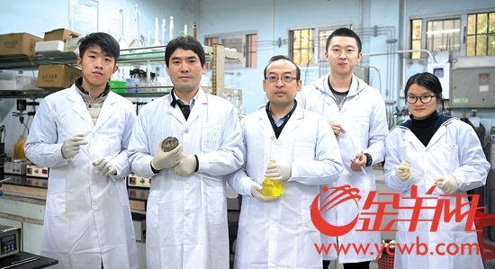 华南理工大学化学与化工学院李映伟教授（左三）团队