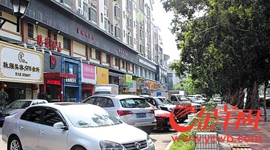 不少车为了逃避缴费都停在了人行道上