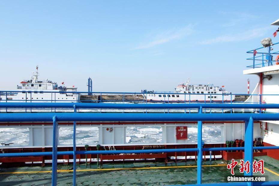 辽宁大连黄海海域出现大面积海冰