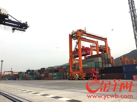 全球首辆无人驾驶的集卡投入使用