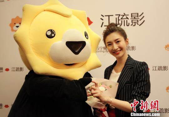 江疏影牵手“狮系男友”。　泱波 摄
