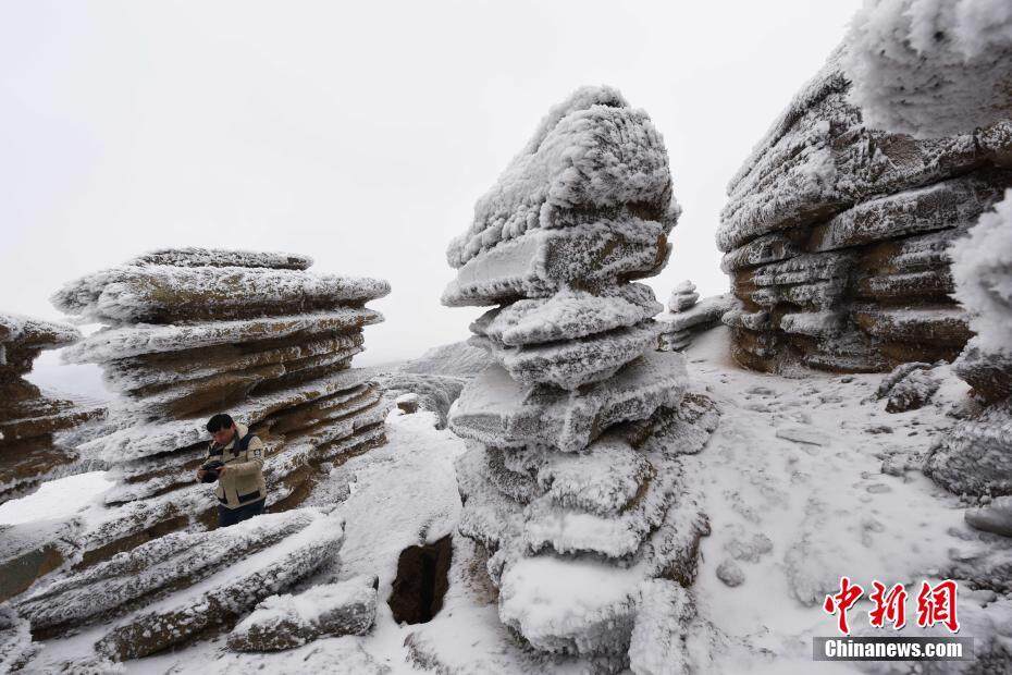 贵州铜仁雪落石林 层层叠叠美景如画