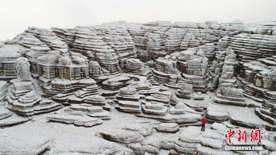 贵州铜仁雪落石林 层层叠叠美景如画
