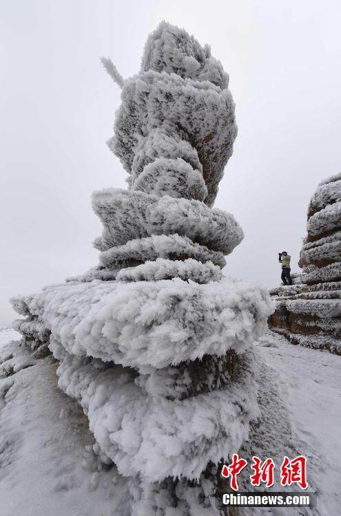 贵州铜仁雪落石林 层层叠叠美景如画