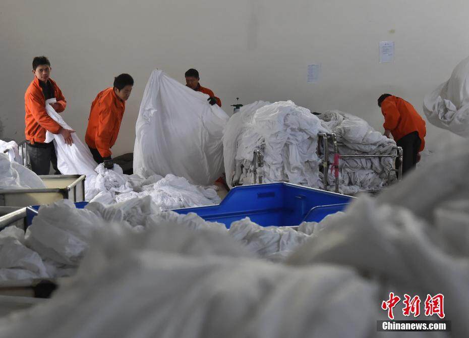 卧铺车厢床单怎么洗？ 探秘春运卧具洗涤车间