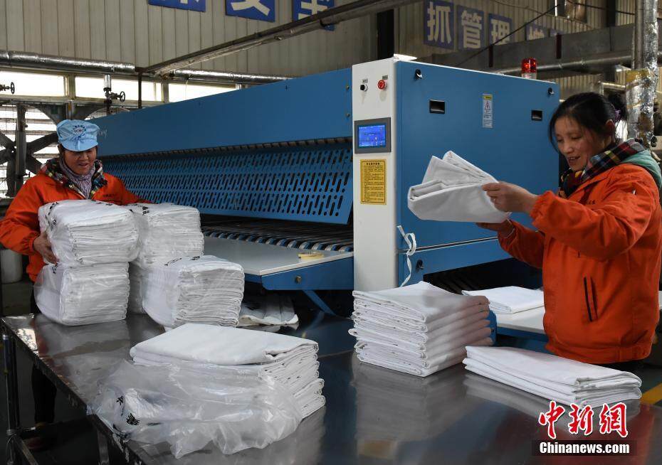 卧铺车厢床单怎么洗？ 探秘春运卧具洗涤车间