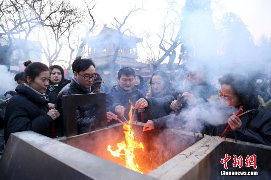 大年初一北京市民雍和宫烧香祈福