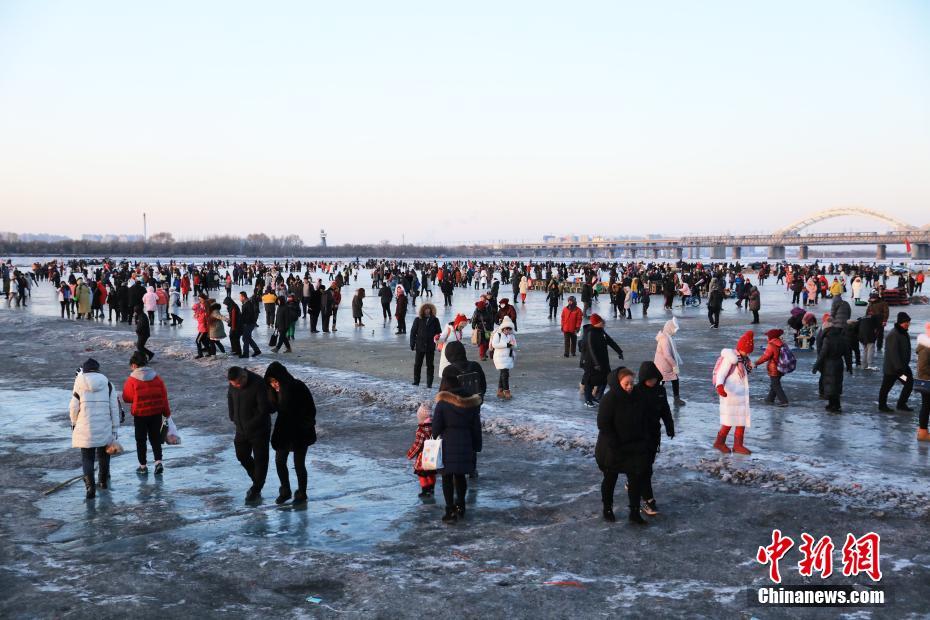 冰雪游火热升温 哈尔滨景区游人众多