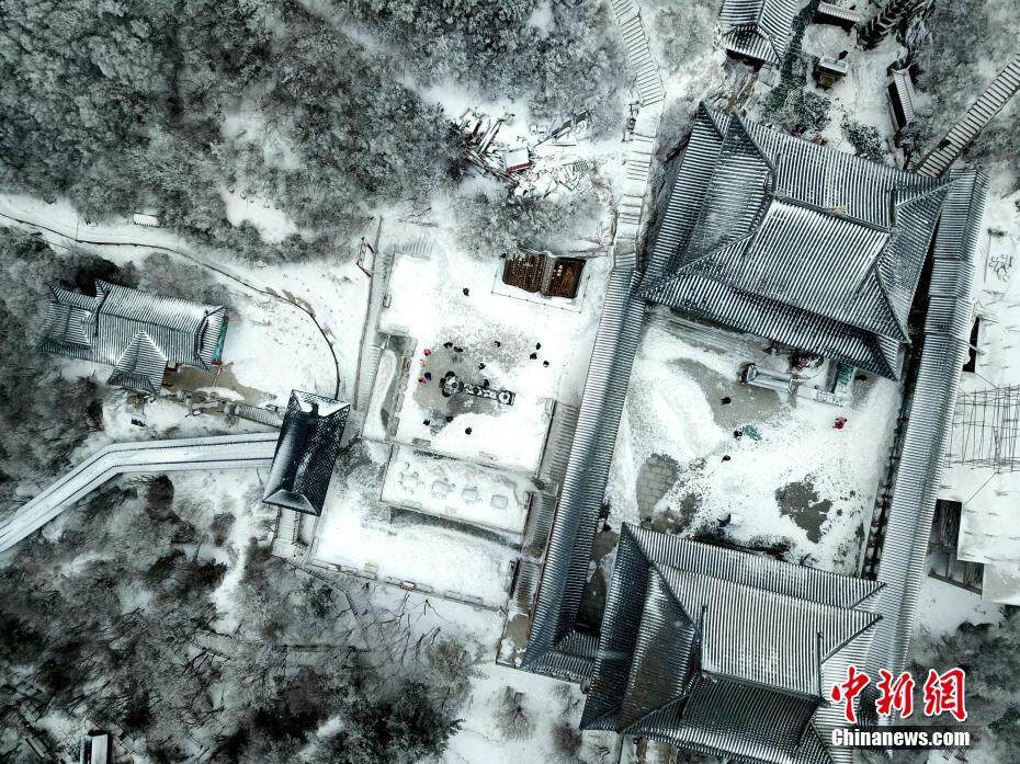 河南老君山雪后似水墨 民众登山祈福纳祥过大年