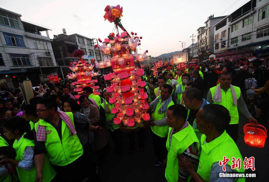 福建连城芷溪花灯——“纸包火”的奇迹