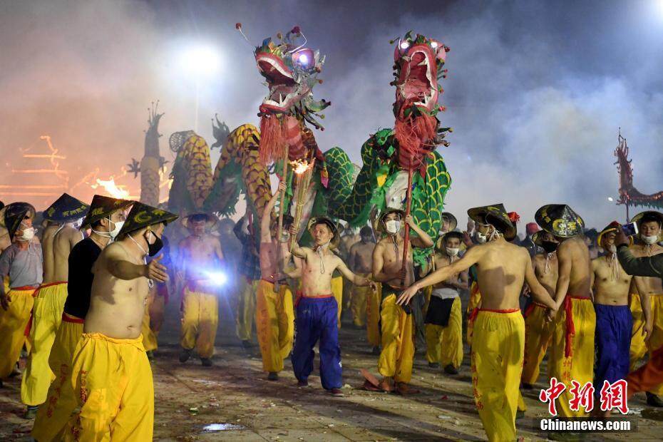 广西千年民俗“炮龙节” 数十万人狂欢祈福新年
