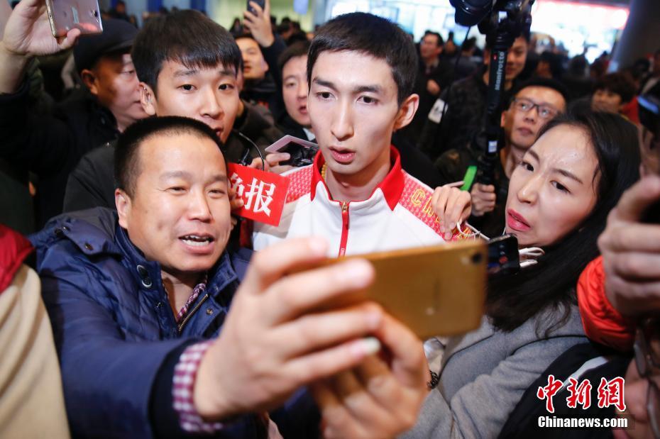 中国短道速滑队运动员归国 获“粉丝”热情迎接