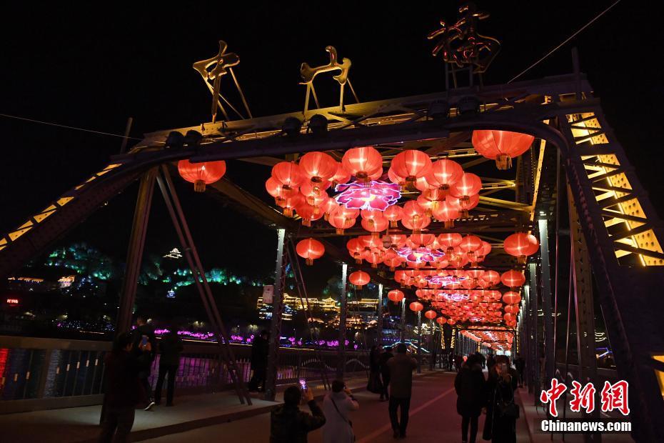 百年黄河老桥挂起红灯笼 喜迎元宵节