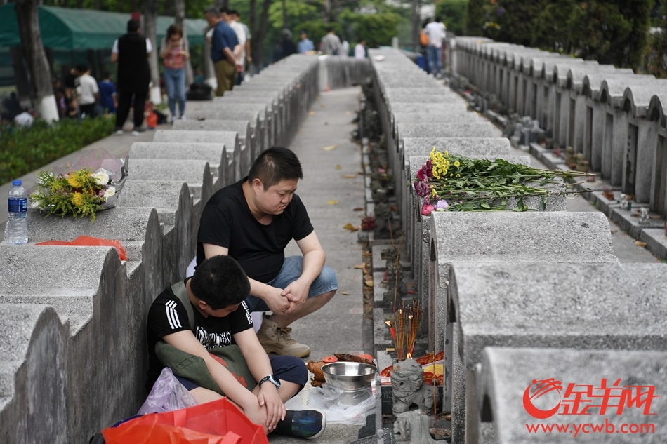 清明节市民一大早前往广州银河公墓祭祖