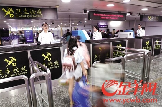 白云机场海关关员对旅客进行卫生检疫