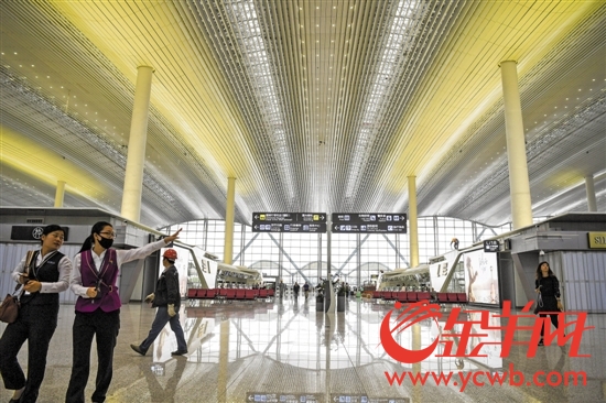 白云机场2号航站楼非常开阔,是国内最大的单体航站楼