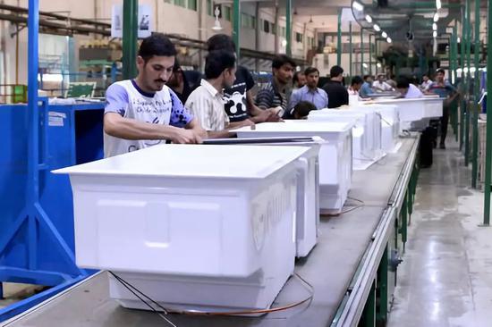 在海尔巴基斯坦鲁巴经济区冰箱车间，工人在生产线上作业（资料照片）。新华社发