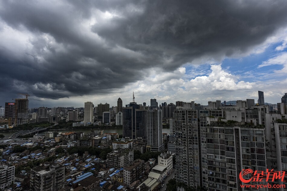 午后的广州遭遇雷阵雨天气天空中乌云聚集