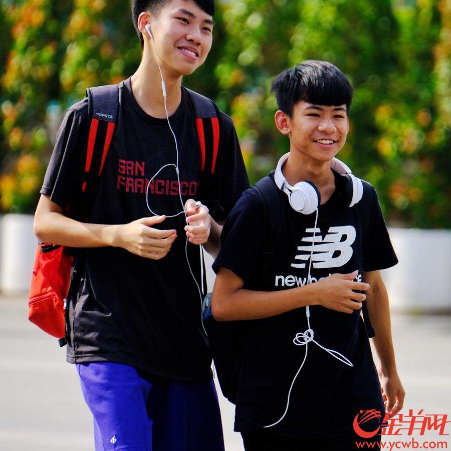 漫步广州街头，留影街坊的表情：有人拿个快递乐开花、有人找家教工作愁了眉、有人睡得不够困得慌、有人装备精良耍帅酷……欢喜，开心，忧虑写脸上。金羊网记者 陈秋明 摄影报道