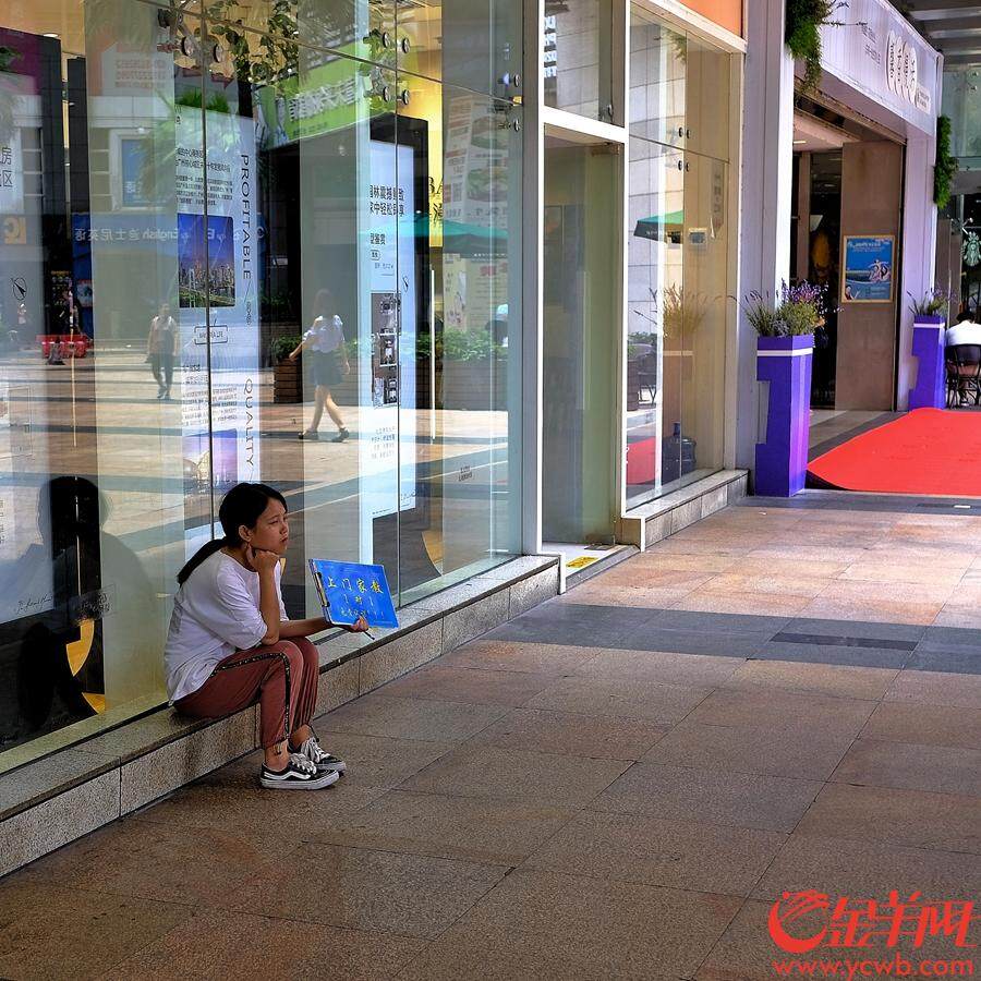 漫步广州街头，留影街坊的表情：有人拿个快递乐开花、有人找家教工作愁了眉、有人睡得不够困得慌、有人装备精良耍帅酷……欢喜，开心，忧虑写脸上。金羊网记者 陈秋明 摄影报道