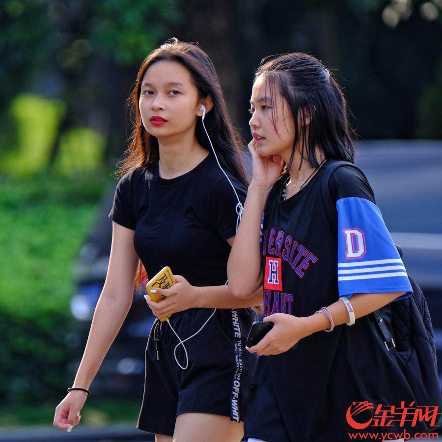漫步广州街头，留影街坊的表情：有人拿个快递乐开花、有人找家教工作愁了眉、有人睡得不够困得慌、有人装备精良耍帅酷……欢喜，开心，忧虑写脸上。金羊网记者 陈秋明 摄影报道