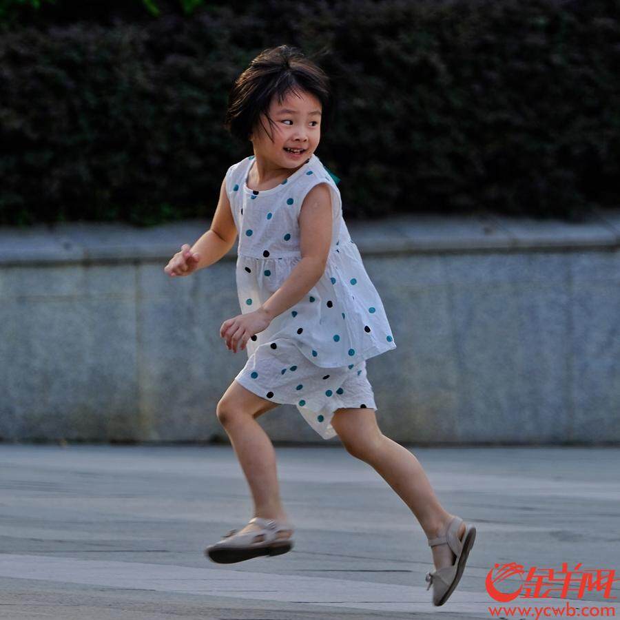 漫步广州街头，留影街坊的表情：有人拿个快递乐开花、有人找家教工作愁了眉、有人睡得不够困得慌、有人装备精良耍帅酷……欢喜，开心，忧虑写脸上。金羊网记者 陈秋明 摄影报道