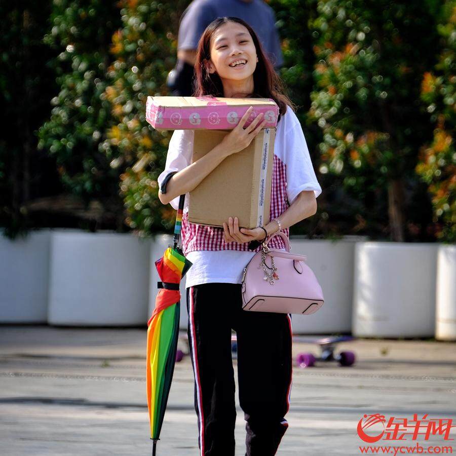 漫步广州街头，留影街坊的表情：有人拿个快递乐开花、有人找家教工作愁了眉、有人睡得不够困得慌、有人装备精良耍帅酷……欢喜，开心，忧虑写脸上。金羊网记者 陈秋明 摄影报道