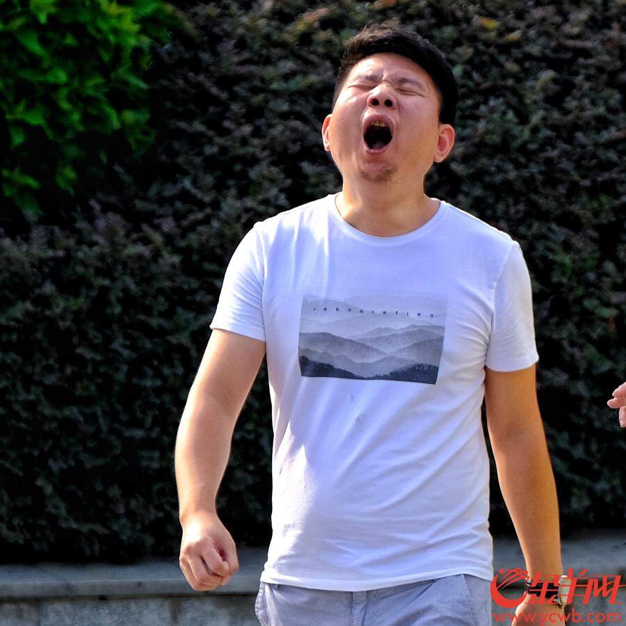 漫步广州街头，留影街坊的表情：有人拿个快递乐开花、有人找家教工作愁了眉、有人睡得不够困得慌、有人装备精良耍帅酷……欢喜，开心，忧虑写脸上。金羊网记者 陈秋明 摄影报道