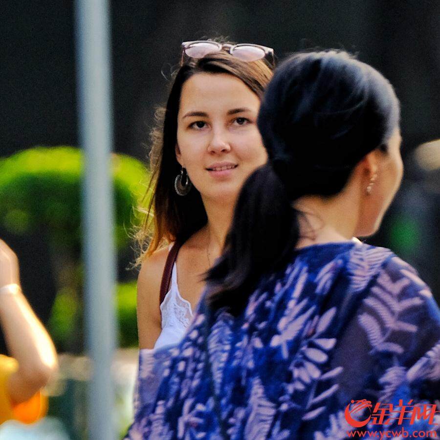 漫步广州街头，留影街坊的表情：有人拿个快递乐开花、有人找家教工作愁了眉、有人睡得不够困得慌、有人装备精良耍帅酷……欢喜，开心，忧虑写脸上。金羊网记者 陈秋明 摄影报道