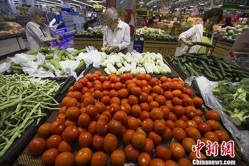 资料图：民众正在超市选购蔬菜。 <a target='_blank' href='http://www.chinanews.com/'>中新社</a>记者张云摄