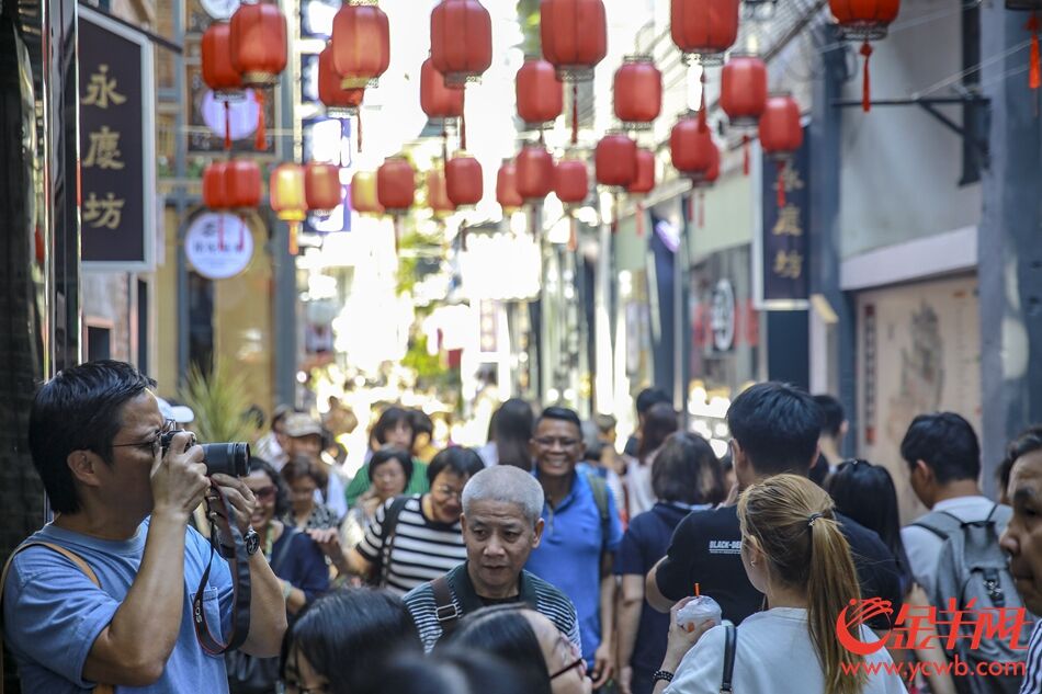 周日下午的永庆坊人流熙熙攘攘,有很游客开着手机导航软件,特意前来这个新晋网红点打卡。不少游客从恩宁路的牌坊外就开始不停拍照留念。