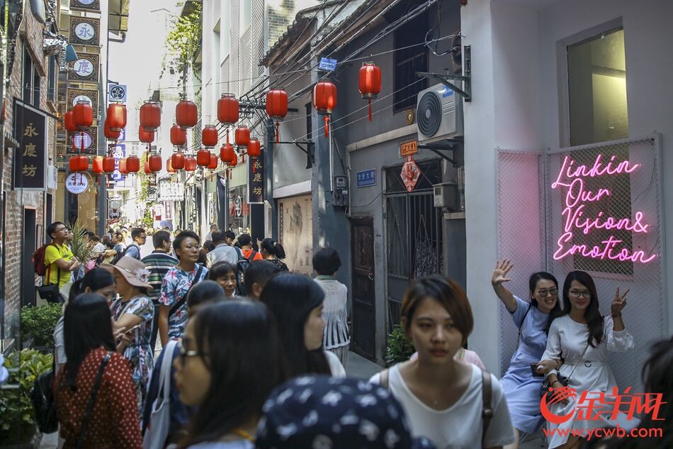 永庆坊内街更新活化后的西关传统建筑被注入了新的文化元素,创客坊、花艺店、轻餐饮、奶茶店……每家小店都装修得可谓精致,直接迎合了当下年轻人的旅游心理需求。