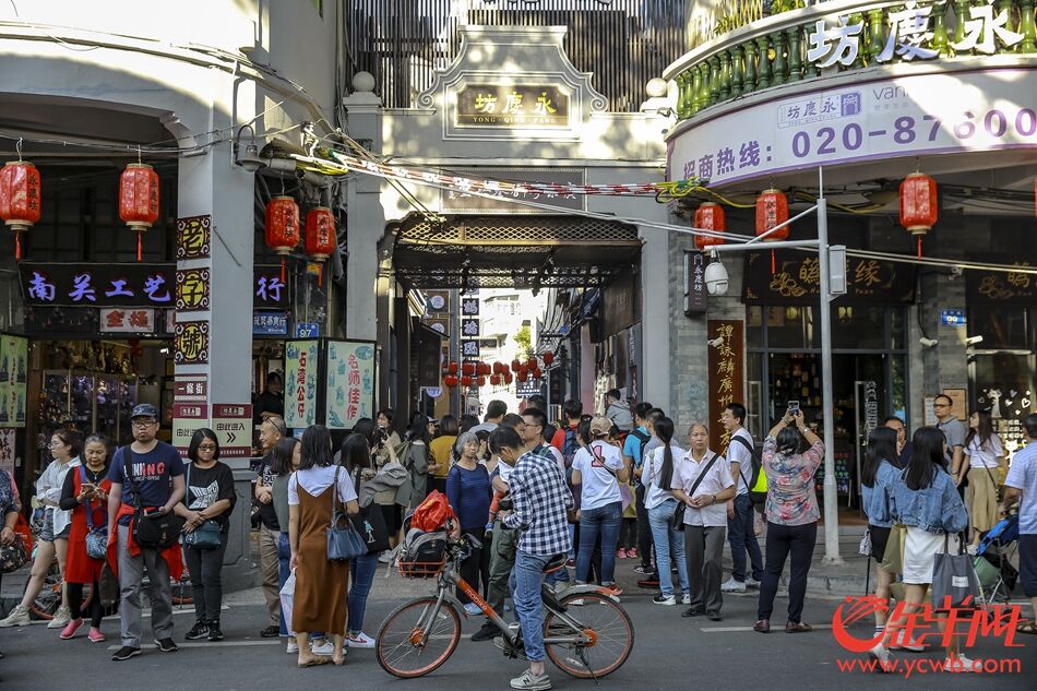 10月28日,恰逢周末,广州新晋网红旅游点永庆坊吸引了众多市民和游客前来打卡。 金羊网记者 宋金峪 摄影报道