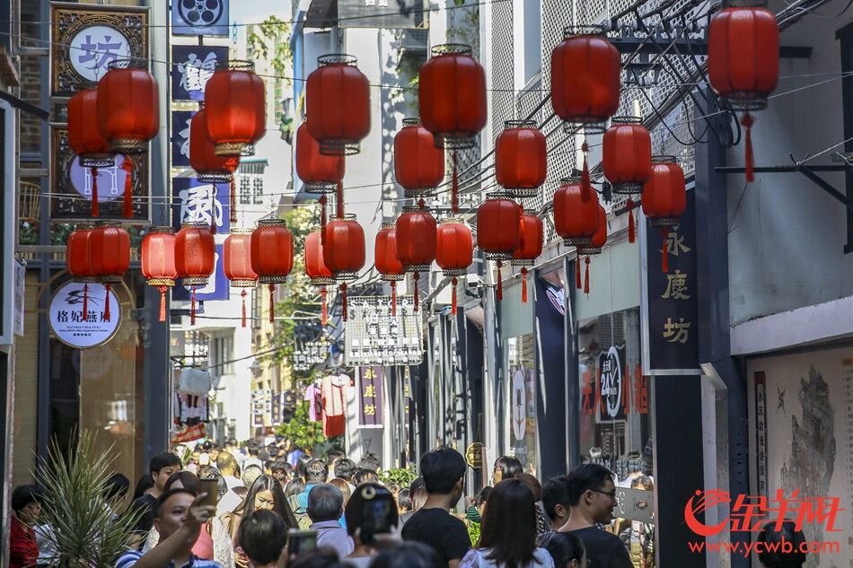 永庆坊是恩宁路首个启动修缮改造的项目,始于2015年,是按照《广州市城市更新办法》中的“微改造”方式进行的试点项目,修缮范围包括恩宁路69号至101号、至永庆大街、永庆一巷、永庆二巷、至宝大街、至宝西一巷,占地面积约8000平方米,修缮维护建筑面积约7800平方米,设计团队基于对大量岭南建筑、西关大屋的资料研究,在保持原有建筑外形不变的要求下,对建筑立面进行更新、保护和整饰,甚至强化岭南建筑整体风貌特色,保留岭南建筑民居的空间肌理,让旧和新充分地有机结合。