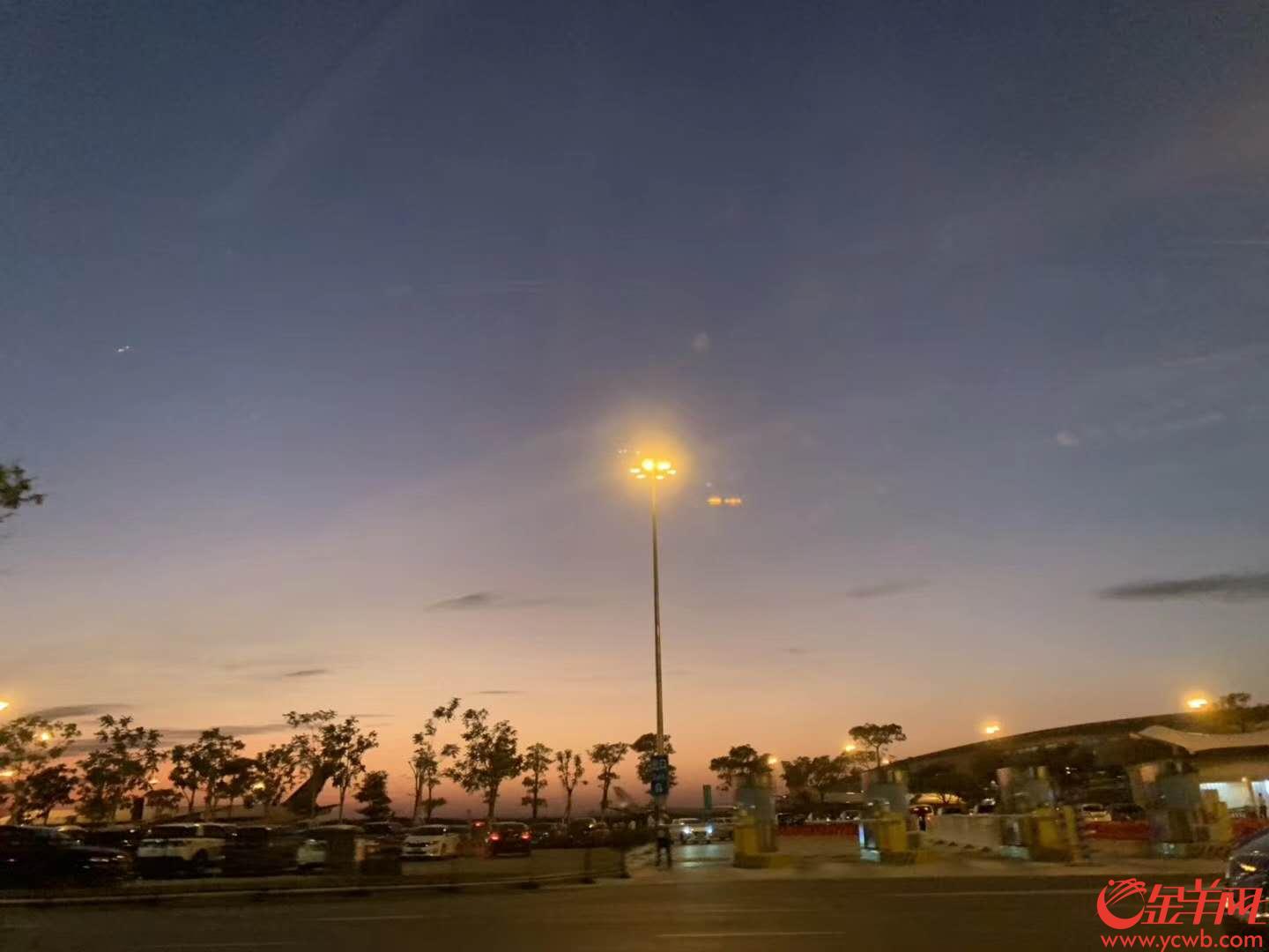 今日(31日)傍晚,美丽的夕阳把广州,深圳,珠海的天边映红,美醉.