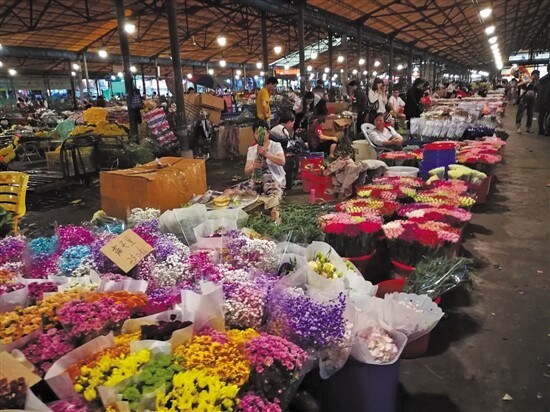 广州岭南花卉市场傍晚进行的鲜花交易/黎存根 摄