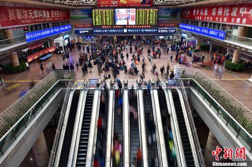 资料图：2017年春运期间的北京西站候车大厅。<a target='_blank' href='http://www.chinanews.com/' ><p  align=
