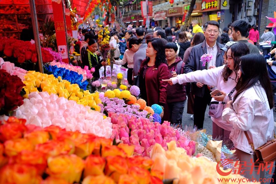 广州市民行花街欢乐写脸上