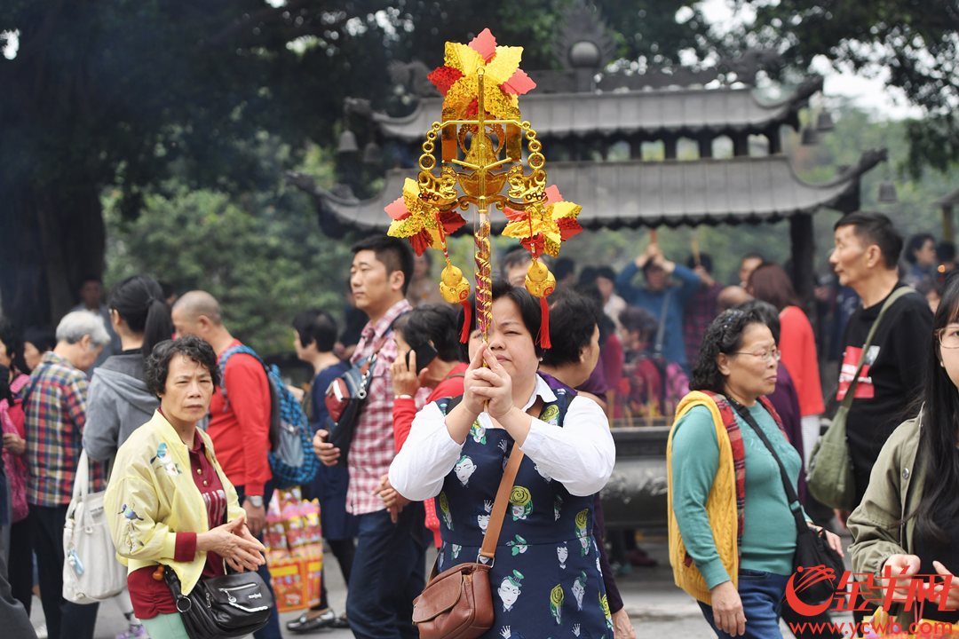 正月大年初一,街坊们一大早来到仁威庙上香拜太岁拜财神,祈福来年万事