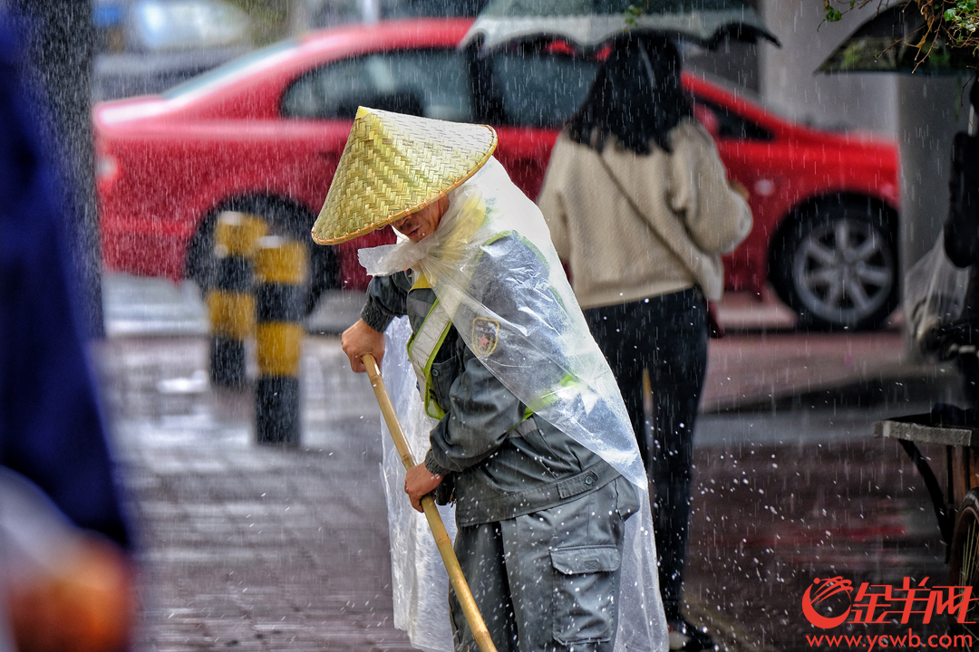 在雨中,有这样一群人,他们顶风冒雨,在雨中始终坚守着工作,这些平凡人