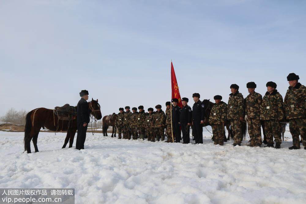 新疆哈巴河:护边员骑兵中队踏雪巡边