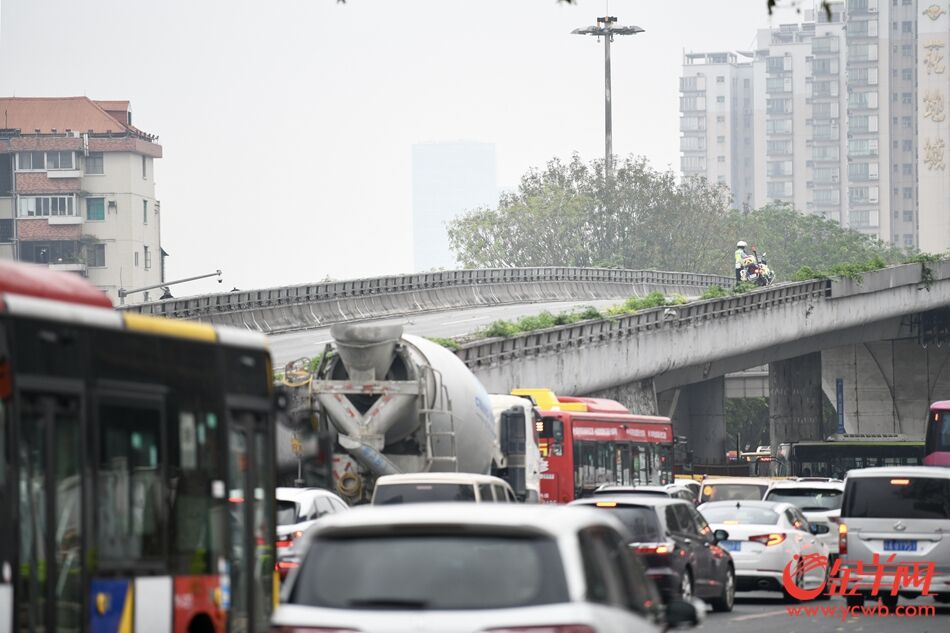 图为2019年4月18日,花地立交被拆除前的场景