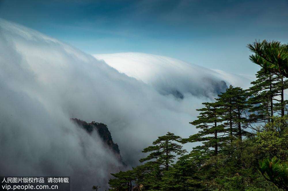 安徽:雨后黄山现瀑布流云奇观 2019年4月27日,雨后在安徽黄山风景区拍摄的壮观瀑布云海景观。当日,雨后的安徽黄山风景区出现罕见的瀑布流云景观。瀑布流云从群峰的山坳中涌出,座座山峰在云海中若隐若现,蔚为壮观。(水从泽/人民图片)